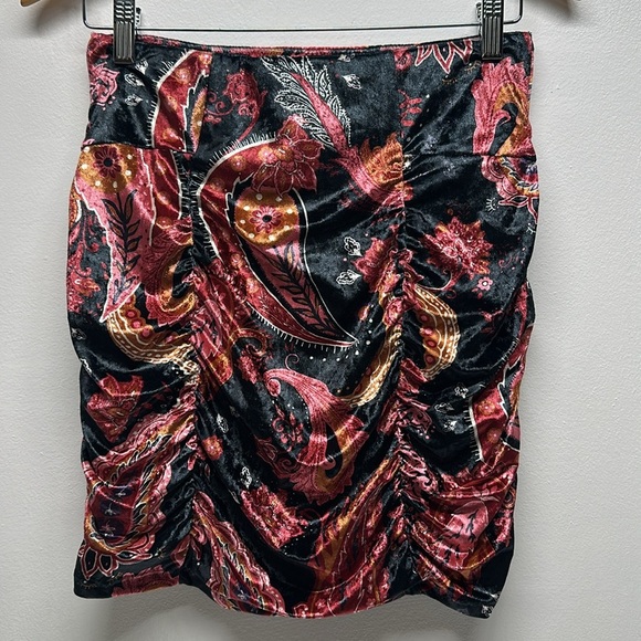 Free People GiGi Mini Skirt Velour Velvet Stretch Paisley Floral Black Medium - Picture 6 of 8